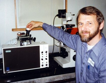 Demonstrating the confocal microscope at Friday Harbor Labs
