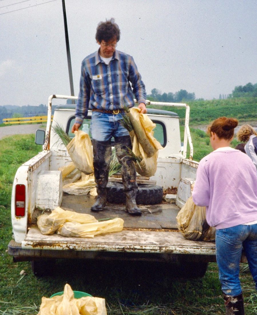 Rom Thom unloading plants at Gog-li-hi-te.